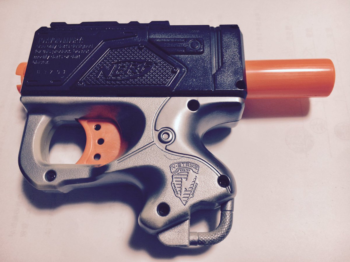 ট ইট র さばオヤジ 昔買って 色塗ったnerf このシリンダーが後ろに飛び出るのが なんとも可愛い 宇宙戦艦ヤマトの波動砲トリガーとか 宇宙戦士の銃とか 南部14年式とか そういうテイスト これでレイルが9mm幅なら あれやこれや 以下略