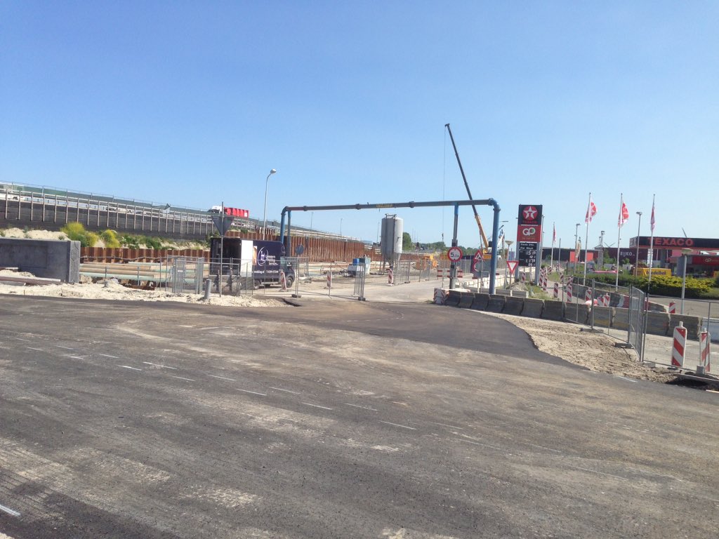 JupIkBenEr's tweet photo. #viaduct #kanaalweg #grensweg gaat vanmiddag open, nu voorbereidende #werkzaamheden @N31Harlingen @BallastNedam https://t.co/9gH5NbLXNz