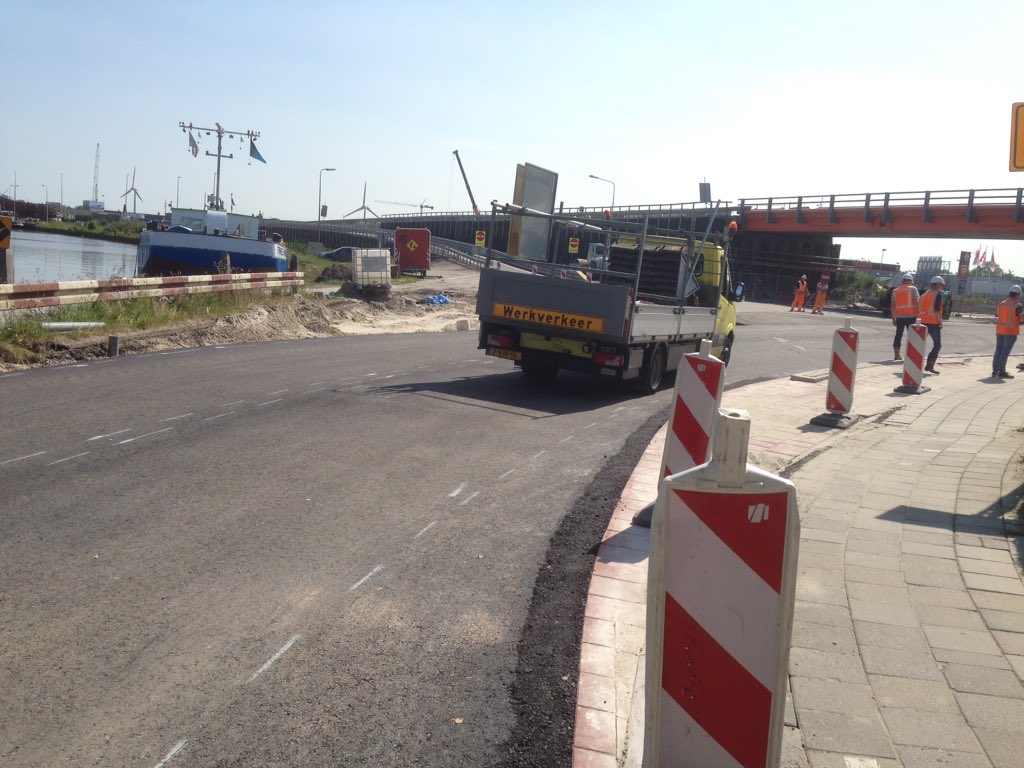 JupIkBenEr's tweet photo. #viaduct #kanaalweg #grensweg gaat vanmiddag open, nu voorbereidende #werkzaamheden @N31Harlingen @BallastNedam https://t.co/9gH5NbLXNz