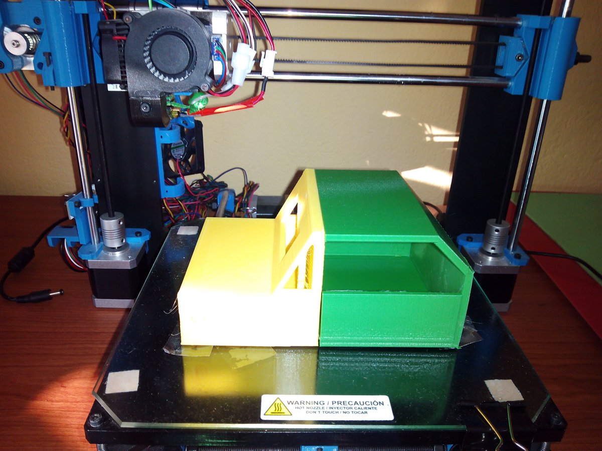 jonathandepina's tweet image. @colsangregorio @BarberoCorral #RoboMaTIC #MIEExpert #STEM primer vehículo del curso 2017,esto marcha!!!!