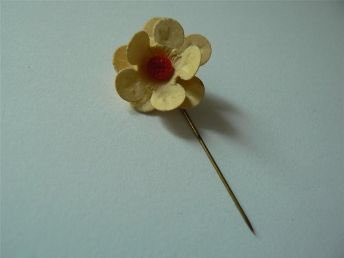 Var hemma hos morsan igår för att laga hennes pessar igen. I syckelslangsreparationssatsen låg en gammal majblomma. Någon som vet vilket år?