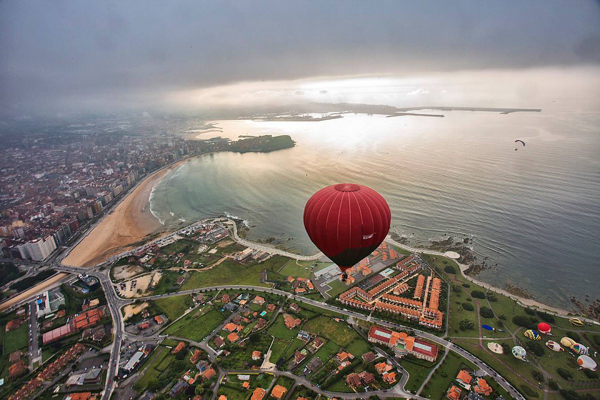 gijon's tweet photo. Ell fotógrafo 📸 ©Muel de Dios se subió ayer a uno de los 25 aerostatos de Ia Regata de Globos🎈"#Gijón #Xixón desde el aire" (1-4 junio). 😮😍 https://t.co/6qiGmC0PJu