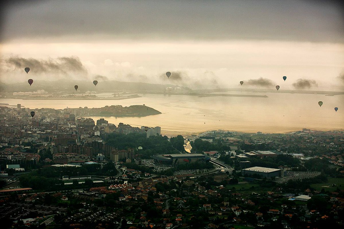 gijon's tweet photo. Ell fotógrafo 📸 ©Muel de Dios se subió ayer a uno de los 25 aerostatos de Ia Regata de Globos🎈"#Gijón #Xixón desde el aire" (1-4 junio). 😮😍 https://t.co/6qiGmC0PJu