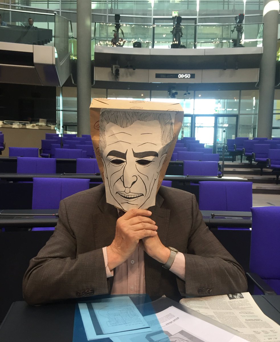 KoenigsGruen's tweet photo. Meine Gedenkminute im Bundestag an den #2Juni67. #BennoOhnesorg #TuetenGate https://t.co/g2DzIx1nfY https://t.co/msA5DdKULw