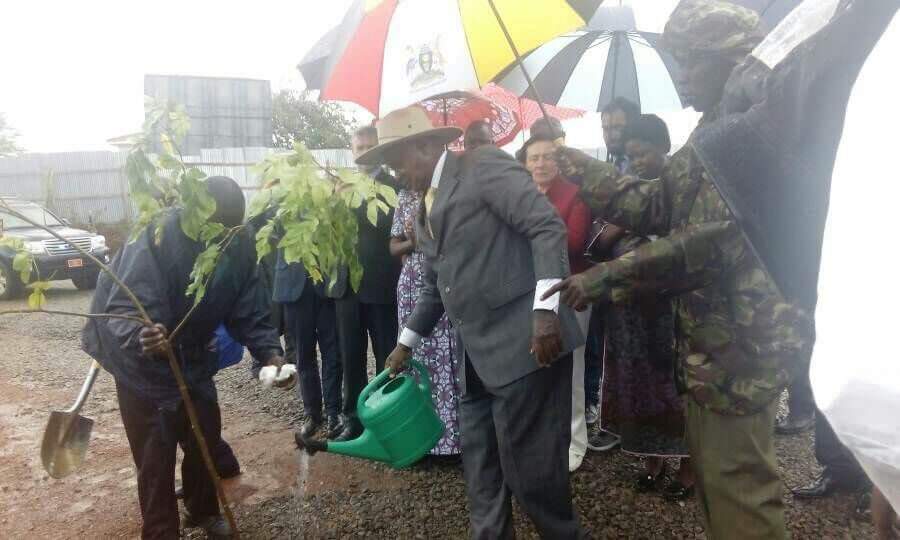 _mwes's tweet photo. If Adele can set fire to the rain, my president can make rain wetter. 💦💦🙊🙆🙌 
Ugandan wows. https://t.co/N3uPWNbBWa