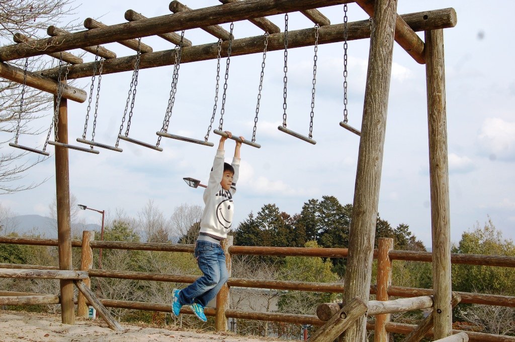 国営備北丘陵公園 Twitterren 公園 内には開園時毎日遊べる遊具がいっぱい 子どもたちに大人気の 大芝生広場 の大型複合遊具 ぴょんぴょん跳ねるのが気持ちいい きゅうの森 のわた雲ドーム 様々な遊具が設置された 林間 アスレチック などで 丸1日公園をお