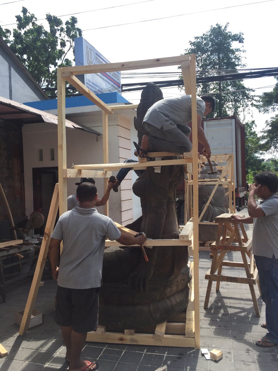 prathamaline's tweet photo. Today the wrapping of the statue before it is entered into the container using the sea lane for delivery to xiamen,china. https://t.co/qneBaQx3Ms