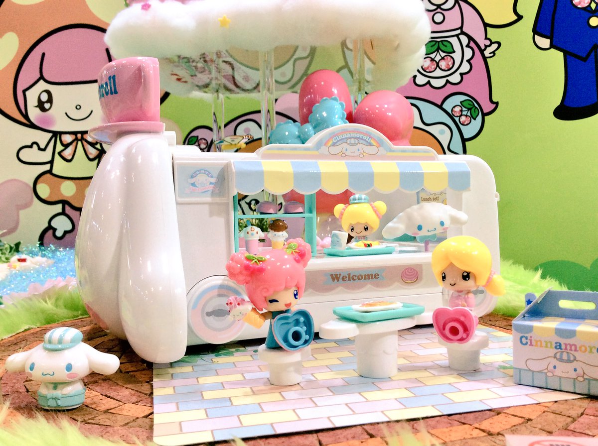 こえだちゃんブースではこえだちゃんとシナモロールがワゴンでカフェを