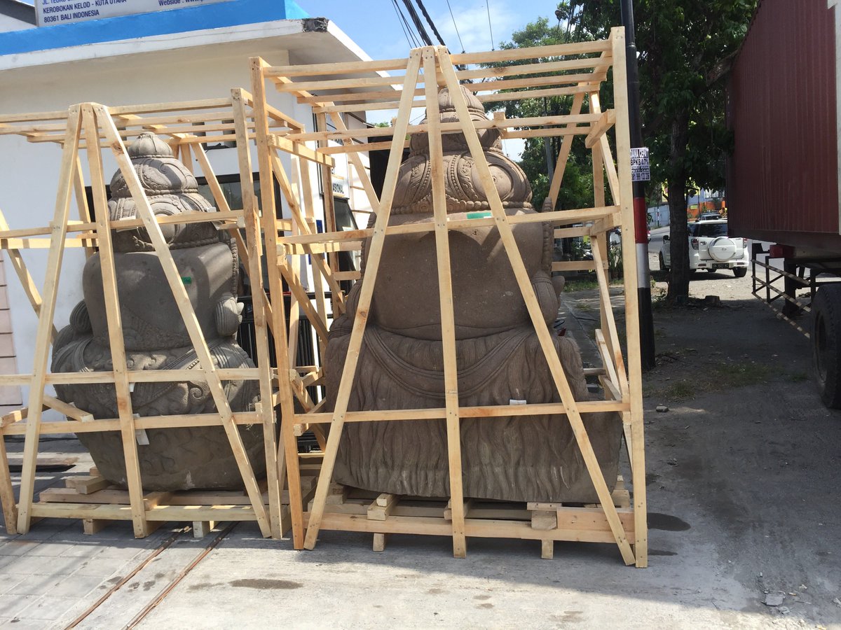 prathamaline's tweet photo. Today the wrapping of the statue before it is entered into the container using the sea lane for delivery to xiamen,china. https://t.co/qneBaQx3Ms