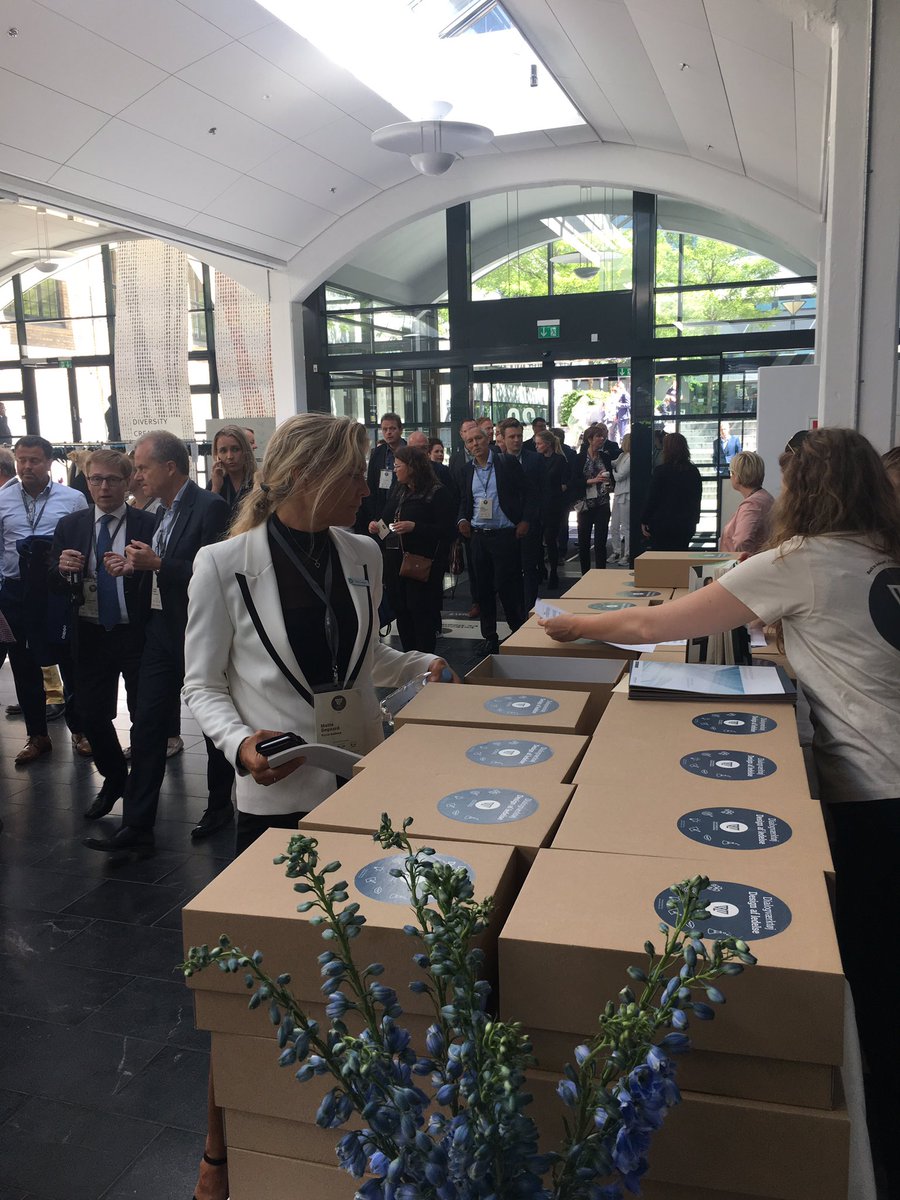 christianbason's tweet photo. På #vldøgn2017 i går uddelte vi dialogværktøj om "Design af ledelse" til de 120 grupper @designcentret @askagger @WorkzChange https://t.co/9g7Wu0LcJc