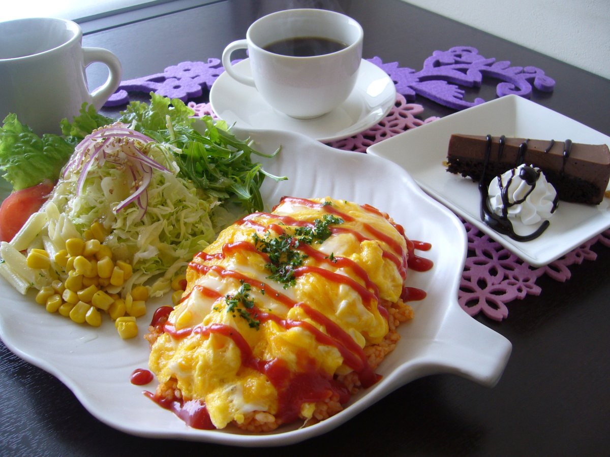 左が和風オムライス。梅干とじゃことまいたけの香ばしい醤油のご飯にふわトロの玉子、おろし醤油ソースとしそと海苔がおいしい。右は定番オムライス。チキンライスとケチャップのスタンダード。パセリは生パセリ。うまし！