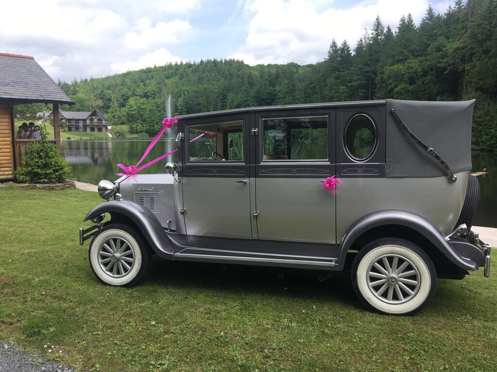 Perfectdaycar's tweet photo. Our Imperial at @CanadaLakeLodge for our newly weds!! #weddingday #perfectday #weddingcar https://t.co/84hXk9AiX2