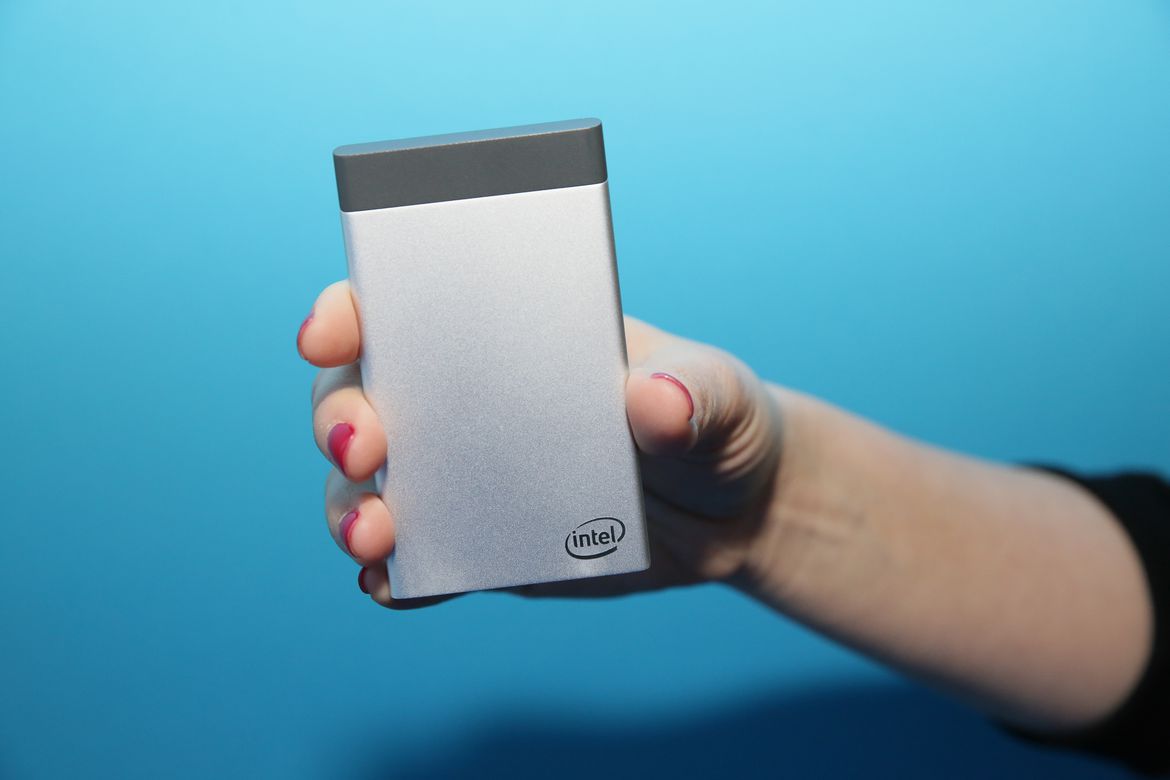 geekland_ru's tweet image. Характеристики компьютера от #Intel размером с кредитную карту
goo.gl/0xSygX
#IntelComputeCard #ПК