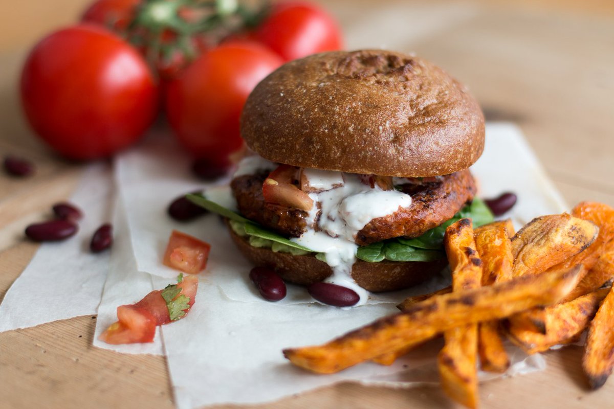 comuvo's tweet photo. Sommerzeit ist #Burgerzeit! Heute: Der Smokey Bean #Fitnessburger: https://t.co/W4ekIktCQo | #fitfood #vegetarisch #burgerkochbuch #rezept https://t.co/ucw6k9xRE8