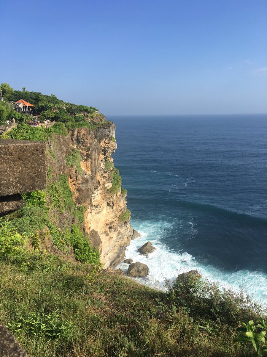 tjoa_herry's tweet photo. Uluwatu cliff, one of the destination that everybody have to go when in bali 😎 https://t.co/aRe2N0sDgp