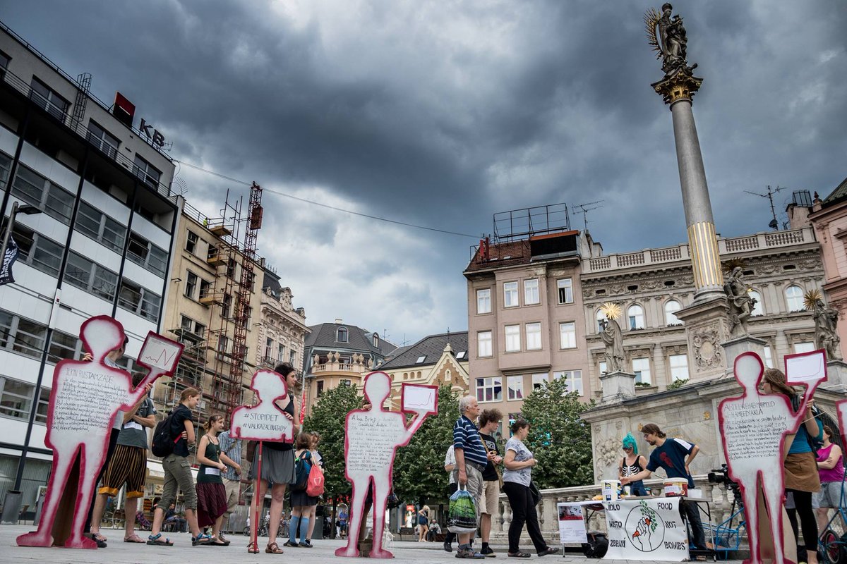 NESEHNUTI's tweet photo. Končí zbrojařský veletrh IDET. Přečtěte si článek z protestu #stopidet. Od 17h afterparty v Bajkazylu! https://t.co/WSye9Ymwaj @DReferendum https://t.co/3yymXFWIh5