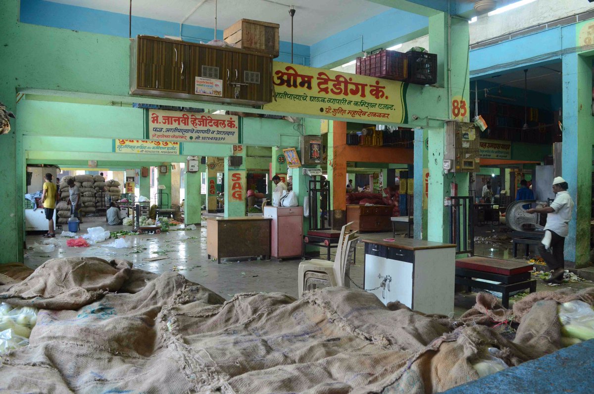 HTMumbai's tweet photo. On Day 2 of #Maharashtra farmers' strike, vegetable markets in Kalyan near #Mumbai wears a deserted look READ: https://t.co/Sle8LFgdab https://t.co/aHzfEFCYh8