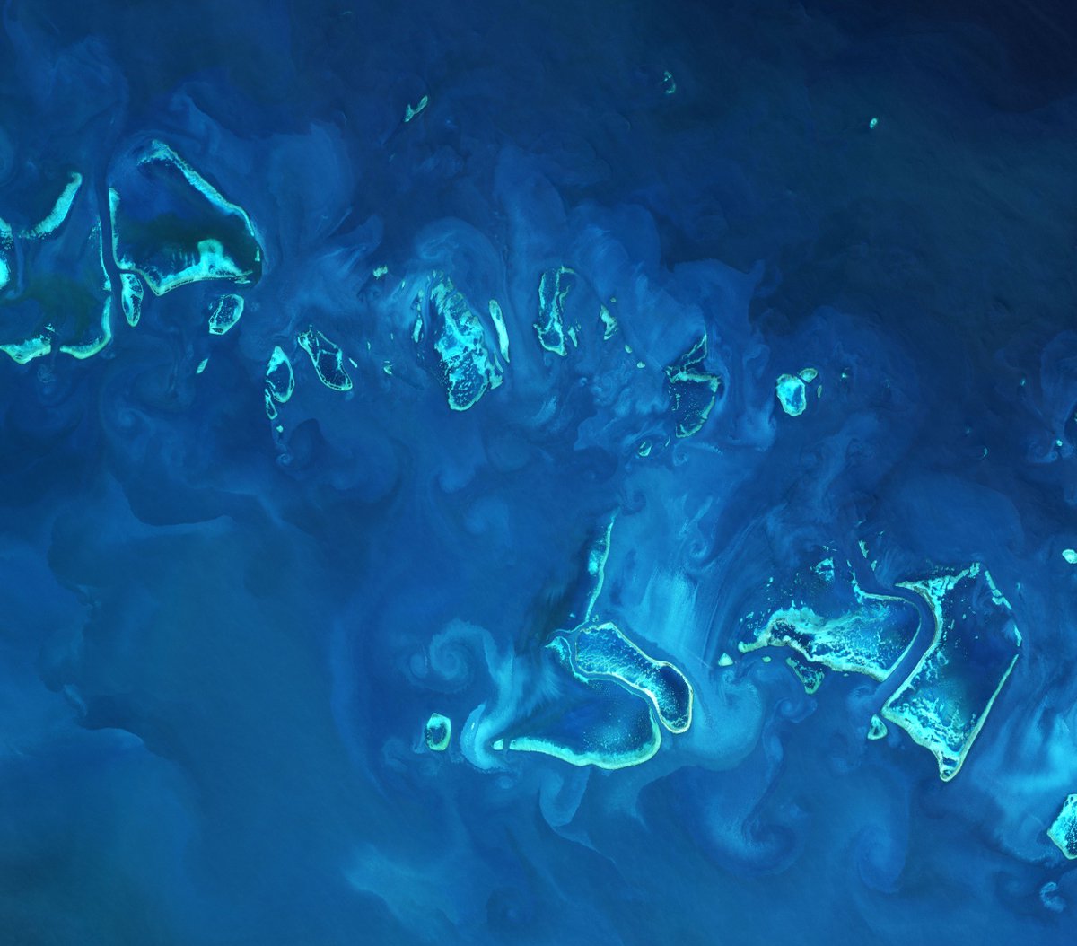 ESA_EO's tweet photo. Let's fly with #Sentinel2-A over the #PacificOcean &amp; dive on the #GreatBarrierReef off #Australia���s northeast coast: https://t.co/6Eg7wkdpKy https://t.co/HPgQ39QrYL