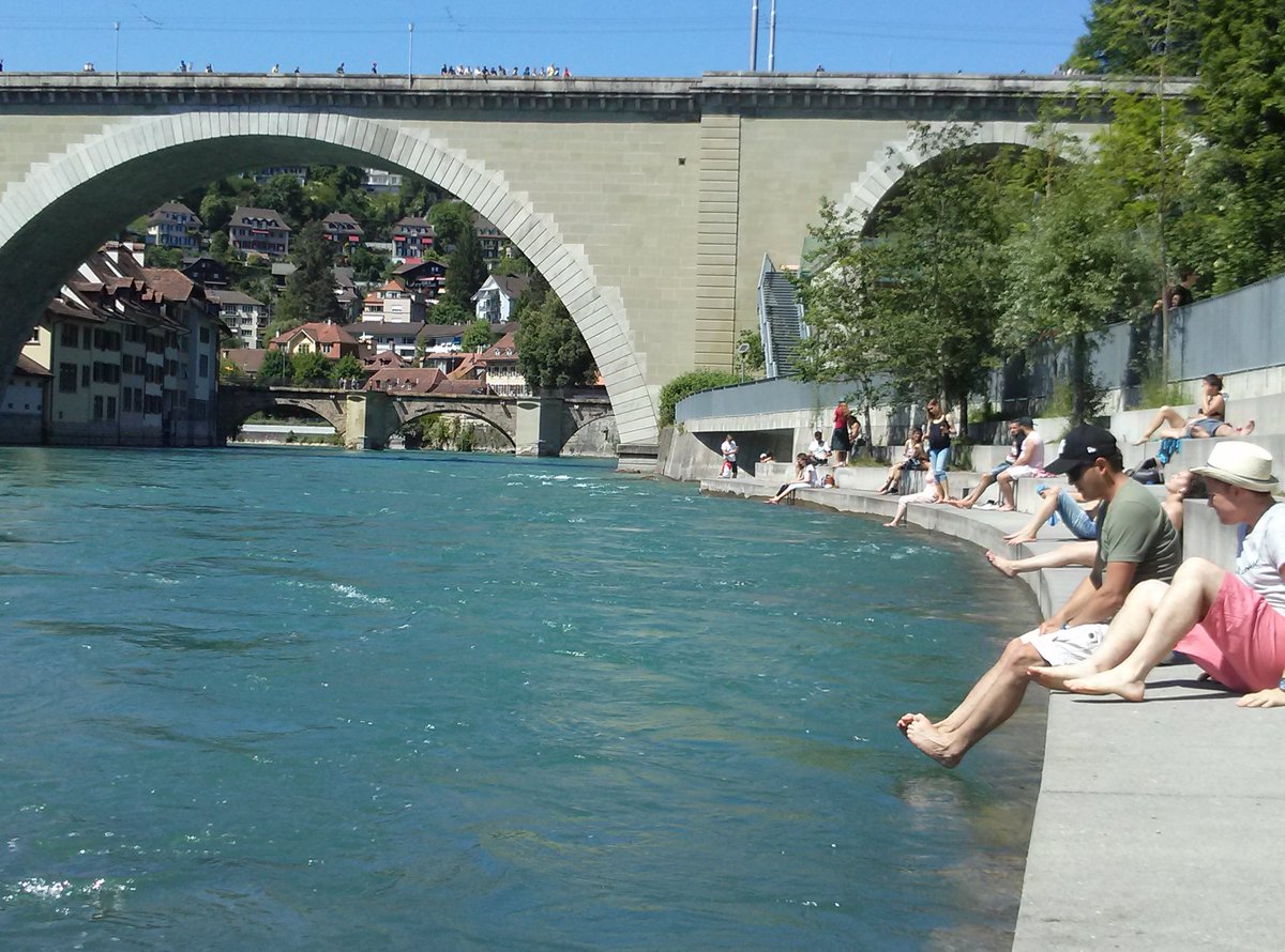 三上麻結 でもベルンはとても暑くなってきたので 最近はよくアーレ川にちゃぷちゃぷしに出掛けています 川で泳いでる 流されてる 人もたくさんいます 私は泳げません