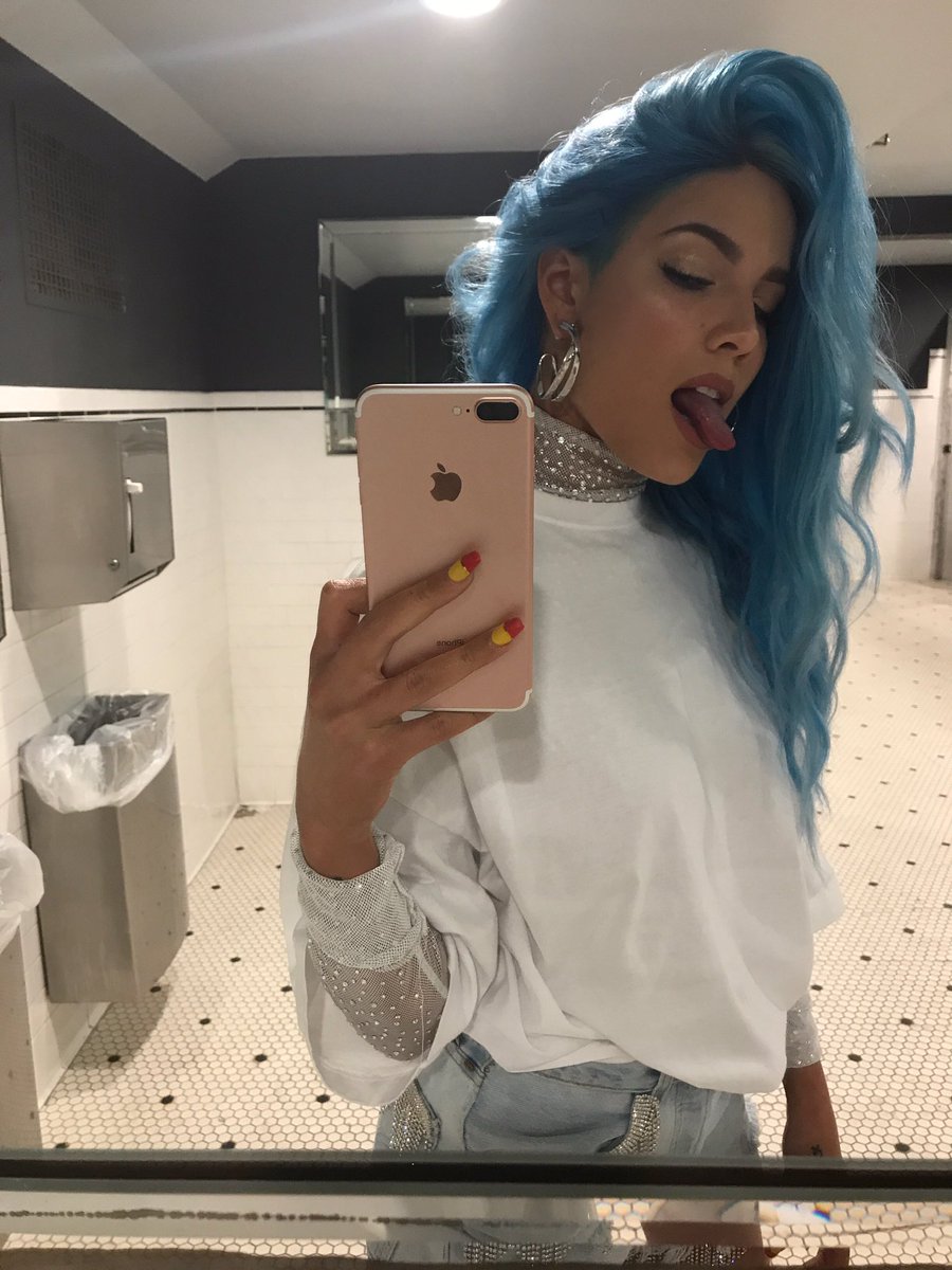 halsey's tweet photo. I am collapsing into my bed in a pile of sweet dreams and resolution. Good night 💛 here's a pic of me right before I went onstage tonight 🦋 https://t.co/4SZLmrdvoI