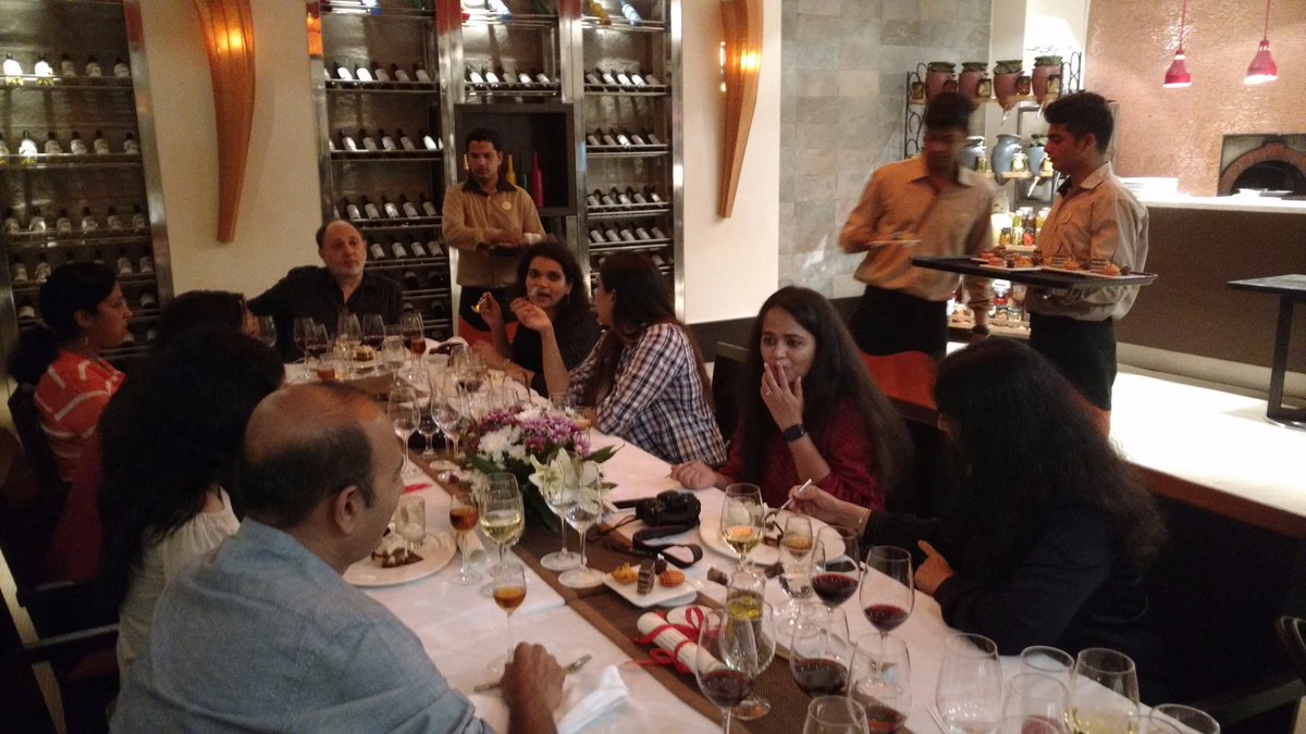 ReveiloWines's tweet photo. An evening with the right mix of Reveilo #Wines, delectable #food, music and fabulous people. #winedinner #reveilo https://t.co/bBQ9Z873Oi