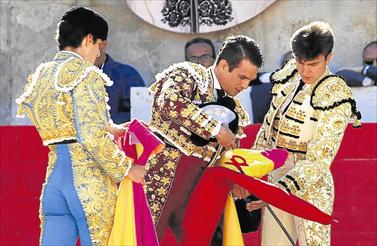 💪 <a href="/vareaBR/">VAREA</a> CONFIRMA HOY EN MADRID
Hoy, el día más importante de su carrera, tenemos el privilegio de acompañarle.
MUCHA SUERTE TORERO!