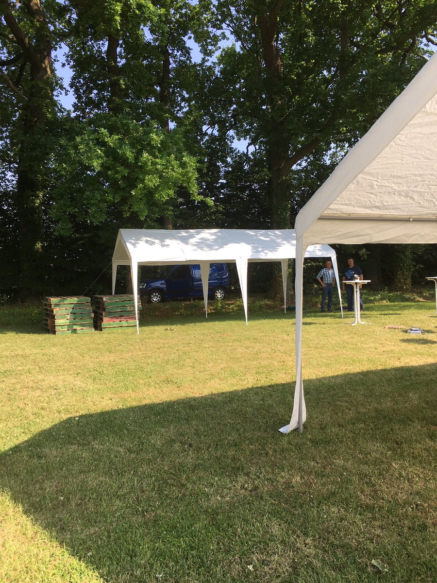 De voorbereidingen voor het feest van vanavond zijn in volle gang