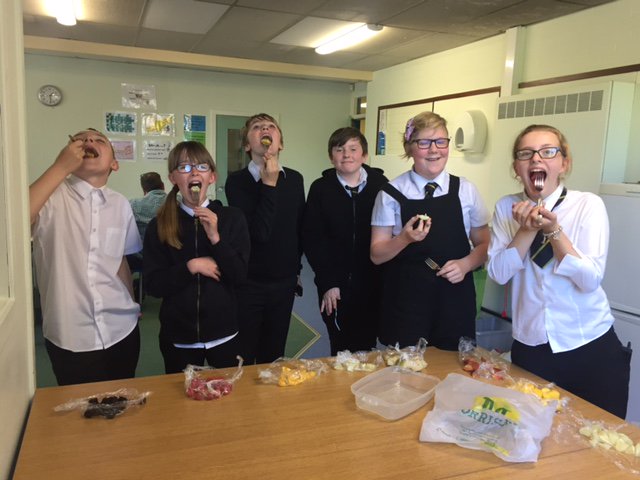 ArbAcadLang_Com's tweet image. This week the Academy Club had a fruit tasting session.