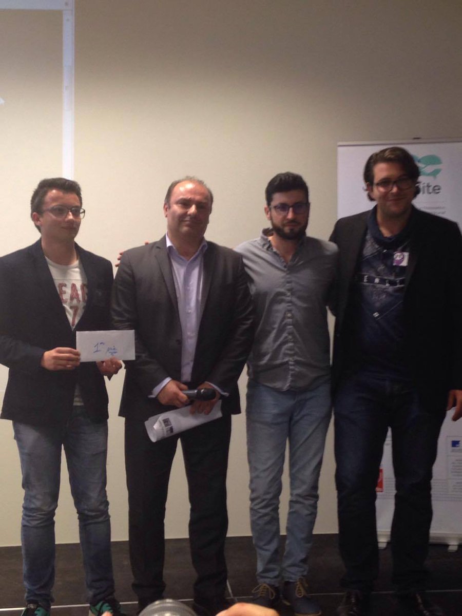 Félicitations aux vainqueurs du concours de pitch #DisruptDay ! Handy Town guide touristique numérique avec le président de @normandieuniv