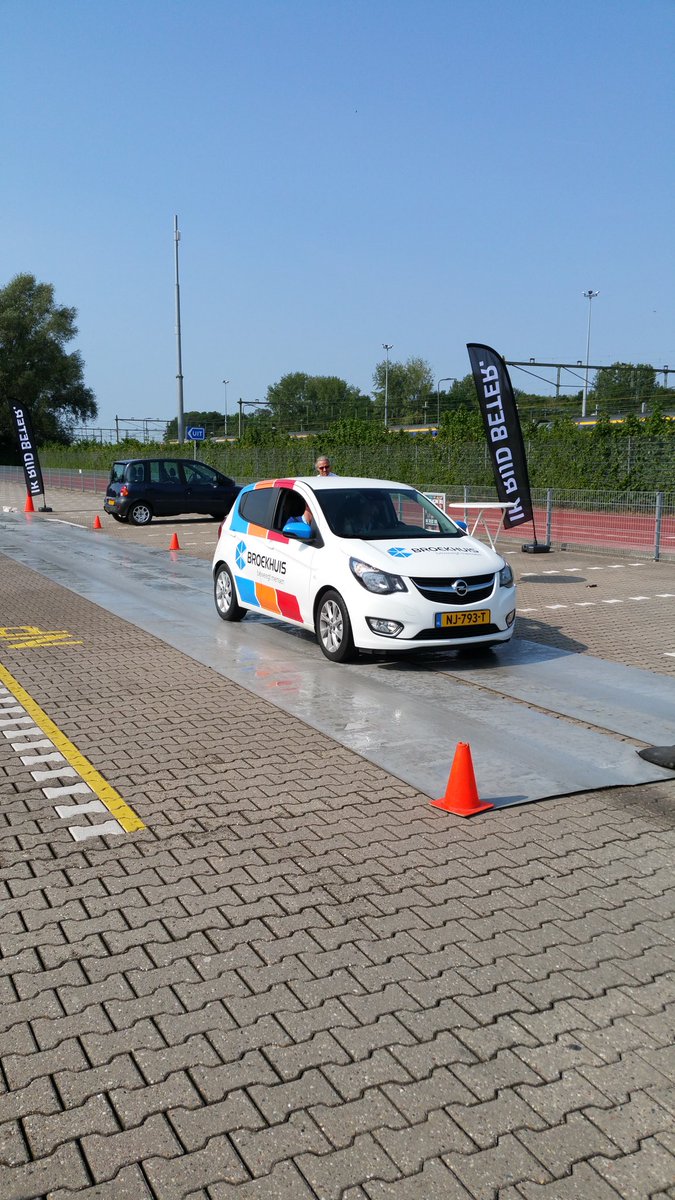 MarcoWigbers's tweet image. En nu aan de slag. Studenten Windesheim op de slipbaan bij @ROVoostnl @VVCREurope project #ikrijdbeter Goed remmen valt nog niet mee!