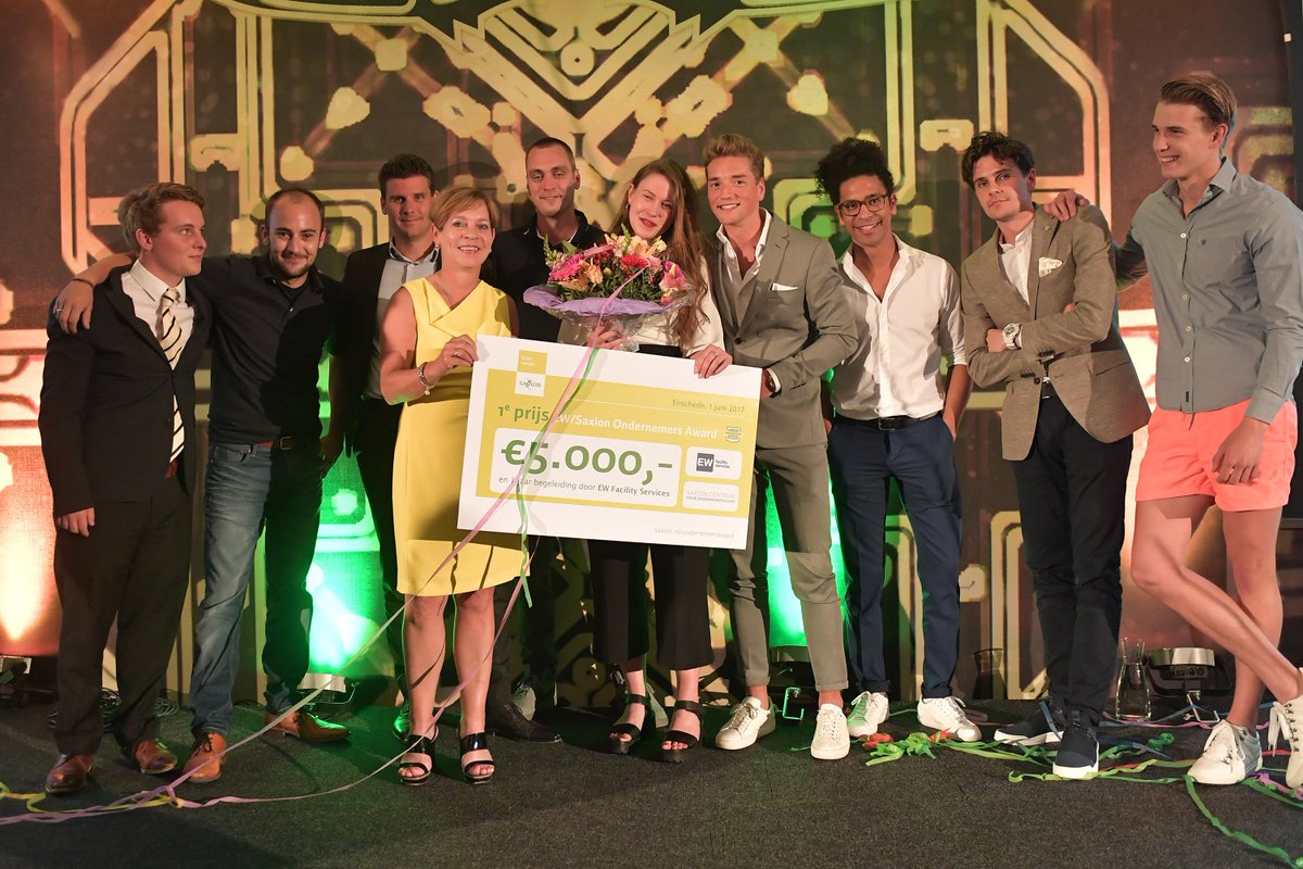 Roos Herder wint EW/Saxion Ondernemers Award 2017 met eigentijdse hoofddoek. Lees het persbericht op saxion.to/2swgPFy