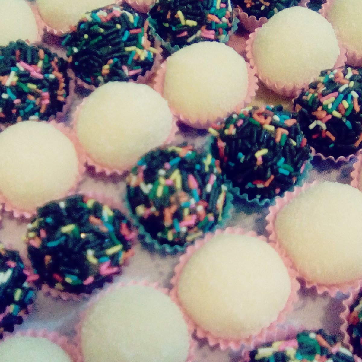 mi_dulces's tweet photo. Amo fazer doces minha paixão . Hoje deixei o brigadeiro colorido para ficar mais bonito.
#amodoces
#MiDulces
#DeliciasDaMiDulces https://t.co/FhkX4npsCJ