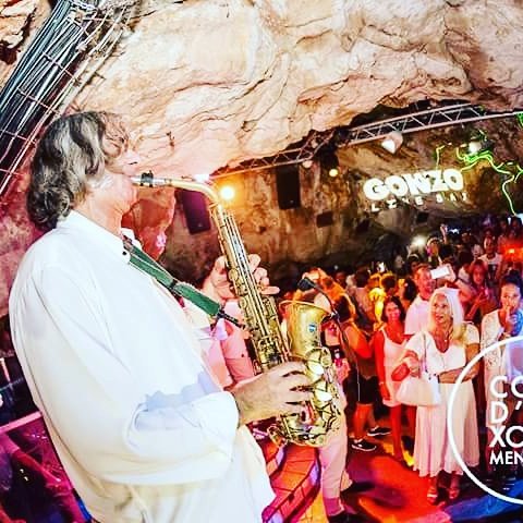 SaCovaDenXoroi's tweet photo. Hoy #opening #whiteparty. Una de las fiestas con más éxito del verano!!!! #livesaxo #livemusic #disco #clubbing #Menorca https://t.co/awHkLfvxXw