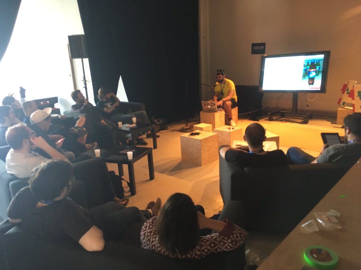 thomatefarcie's tweet photo. Ce matin : comment dev sous gameboy pour ceux qui ont encore des forces après la péniche #Addon2017 #ateliersduvent https://t.co/ZDKqbxkFdg