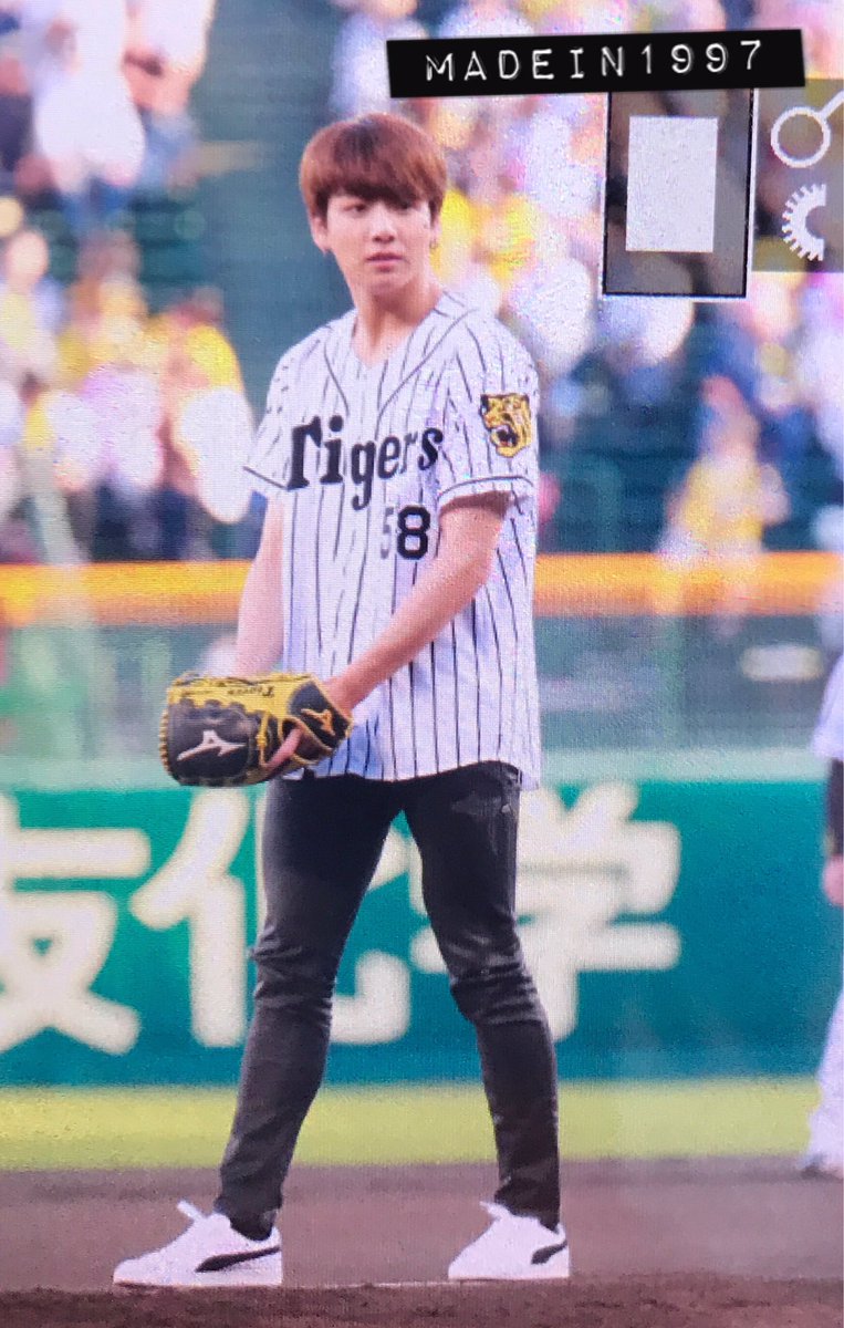 madein1997_jk's tweet photo. 170602 시구 #정국 #방탄소년단 @BTS_twt Golden Pitcher https://t.co/2rEvk2XN9l