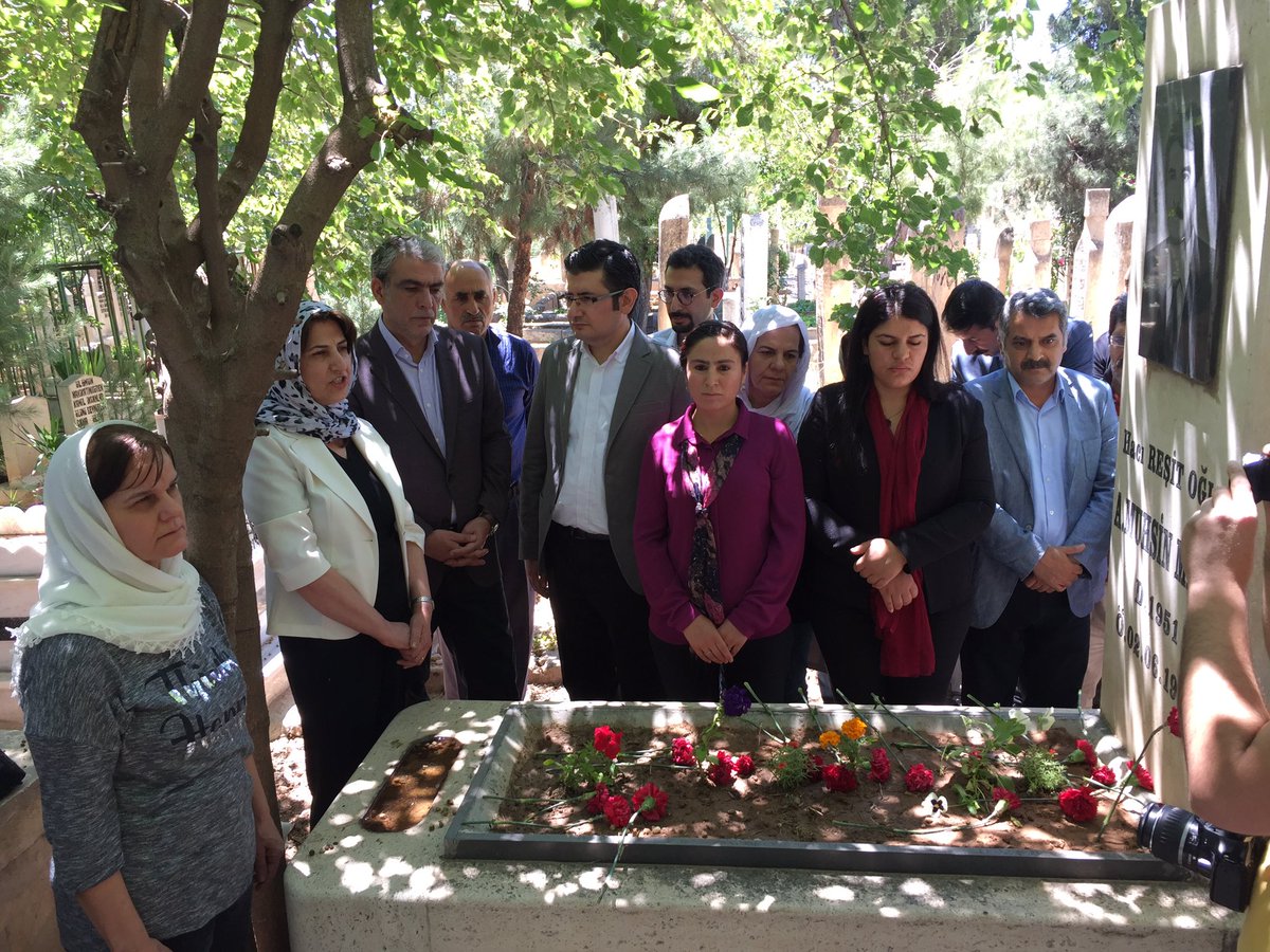 ibrayhan's tweet photo. Katledilişinin 23 yılında Sayın Muhsin Melik ve Mehmet Ayyıldız'ı mezarları başında andık. Mücadelelerini sürdürme sözümü yeniliyoruz. https://t.co/izbMLOttne