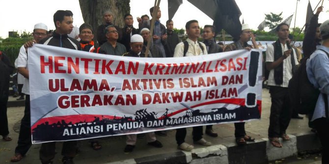 areabetting's tweet photo. Massa Pendukung Rizieq Shihab Gelar Aksi Bela Ulama di Bandung https://t.co/fXAMpTP1Yg https://t.co/mhwXm3DAGY