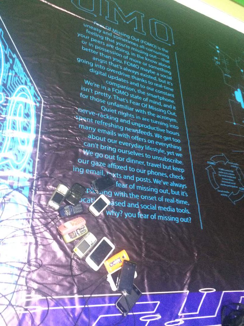 fomo_17's tweet photo. #FOMO17 #installationproject #socialmediaawareness https://t.co/Uw7AR4e9vj