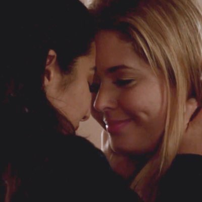 kweenLaura's tweet image. I watched this scene about a hundred times &amp;amp; i'm not getting tired or bored of it. 😭😍❤👭 #Emison #EmisonFamily #EmisonEndgame