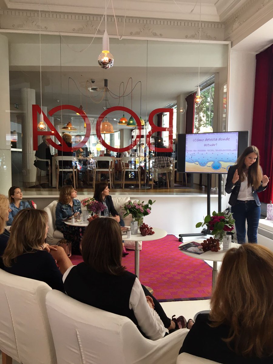 Mujerhoy's tweet image. Las responsables de @ESDORcosmeticos explican a nuestras lectoras los secretos del suero SOS Inteligente Vid Perfection #BeautyExperience