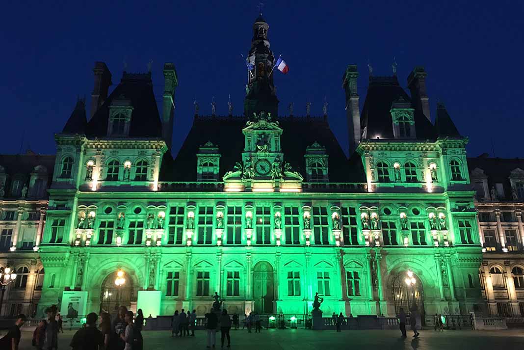L'Hôtel de Ville éclairé en vert hier soir pour manifester sa volonté de défendre l'accord de Paris bit.ly/2slif6v