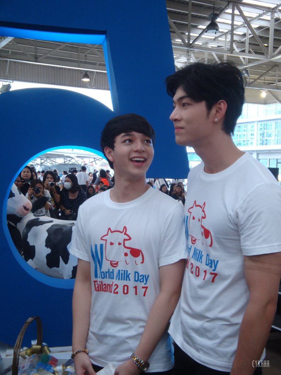 cykhhh's tweet photo. เหมือนได้ยินเสียงแฮร่ออกมาจากในรูป 55555 คนน้องเม้าท์ไรไม่รู้ คนพี่แอบอมยิ้มนะนั่น 😆 #เดือนเกี้ยวเดือนเดอะซีรีส์ #WMDThailand2017 #ก็อตบาส https://t.co/4X7GE6XilL