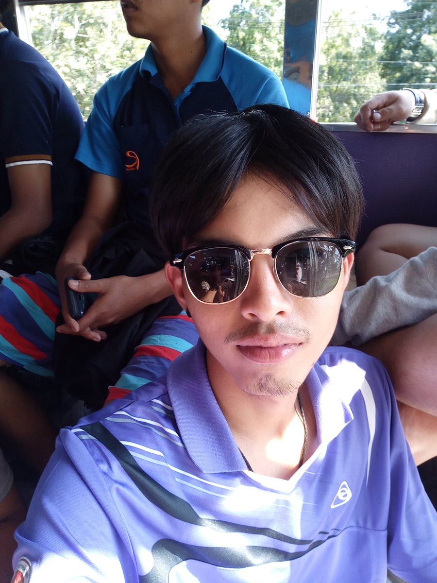 NamYeesoon's tweet photo. แสกกลางอาจจะไม่ค่อยเข้า แต่ถ้าแดกเหล้าโปรดเข้ามาตาม😁😁
#เสี่ยวหน้าร้อน https://t.co/OD058ZGDPl