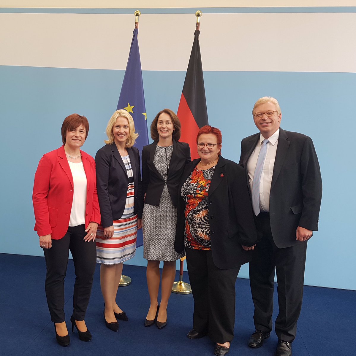 BMBFSFJ's tweet photo. Herzlich Willkommen Bundesfamilienministerin @katarinabarley im #BMFSFJ! Mit @ManuelaSchwesig @Elke_Ferner  Caren Marks &amp; Dr. Ralf Kleindiek https://t.co/JF6JmcdM7g