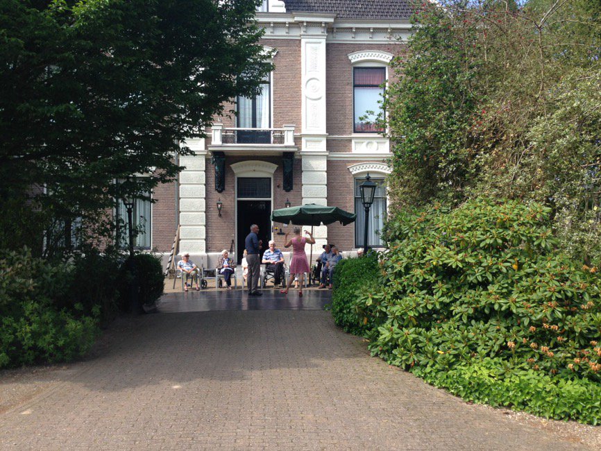 EdithSWB's tweet image. Er wordt tangogedanst in Empe voor ouderen van Zonneburg! Èn praten over dans. Samen klappen. #Parelsvoordekunst