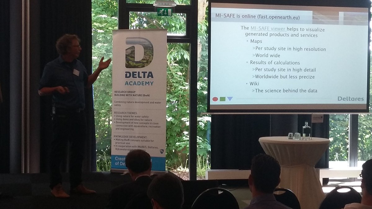 DeltaAcademy's tweet photo. Mindert de Vries, ex lector HZ laat zien dat er tal van satelliet data beschikbaar zijn voor kustveiligheid toepassingen https://t.co/nlvR76NfFa