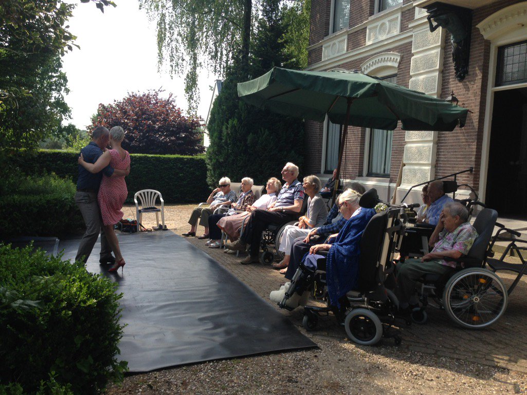 EdithSWB's tweet image. Tango is een gepassioneerde dans. "Mijn passie is breien", zegt een bewoner😍. Heerlijk!