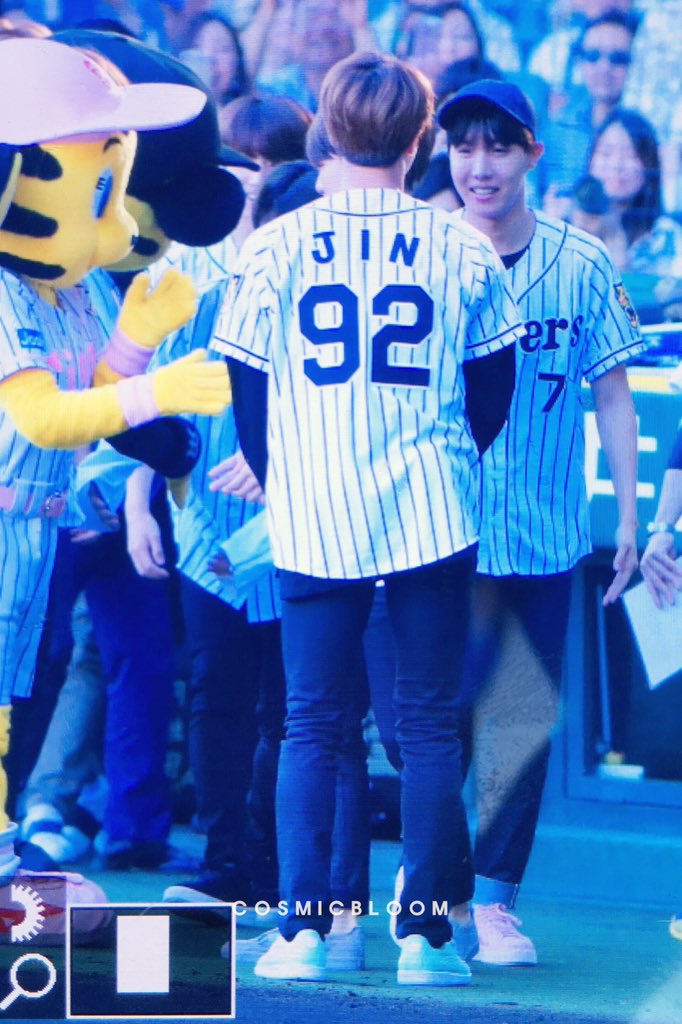 921204net's tweet photo. 170602 #석진 #진 @BTS_twt 백퍼 야구부 선배야,,,,확실해 😥❤ https://t.co/wMSMYYkaND