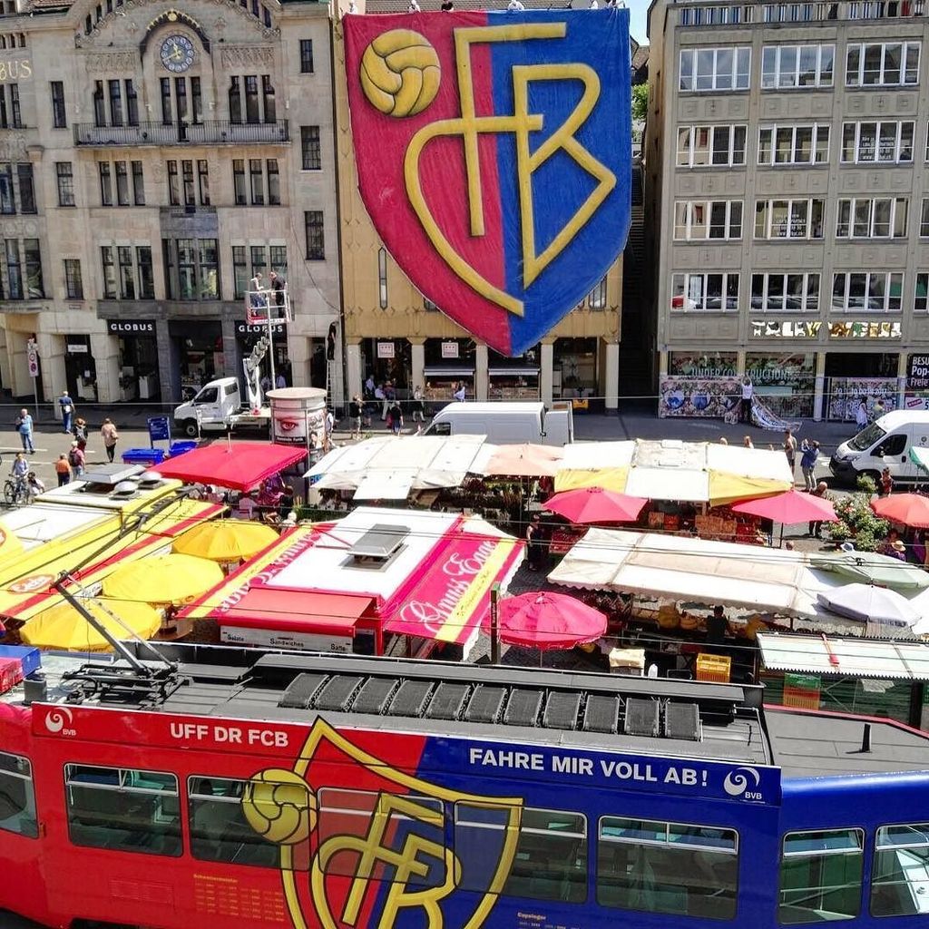 StadtKonzeptBS's tweet photo. #Stärnenacht #fcbasel1893 #Cortége #Vorbereitung #rotblau #aiClub #aiStadt #aiLiebi #GanzBasel #BaselLive #BaselEr… https://t.co/lu0Nb20dzt https://t.co/LWQ8BH9pQF