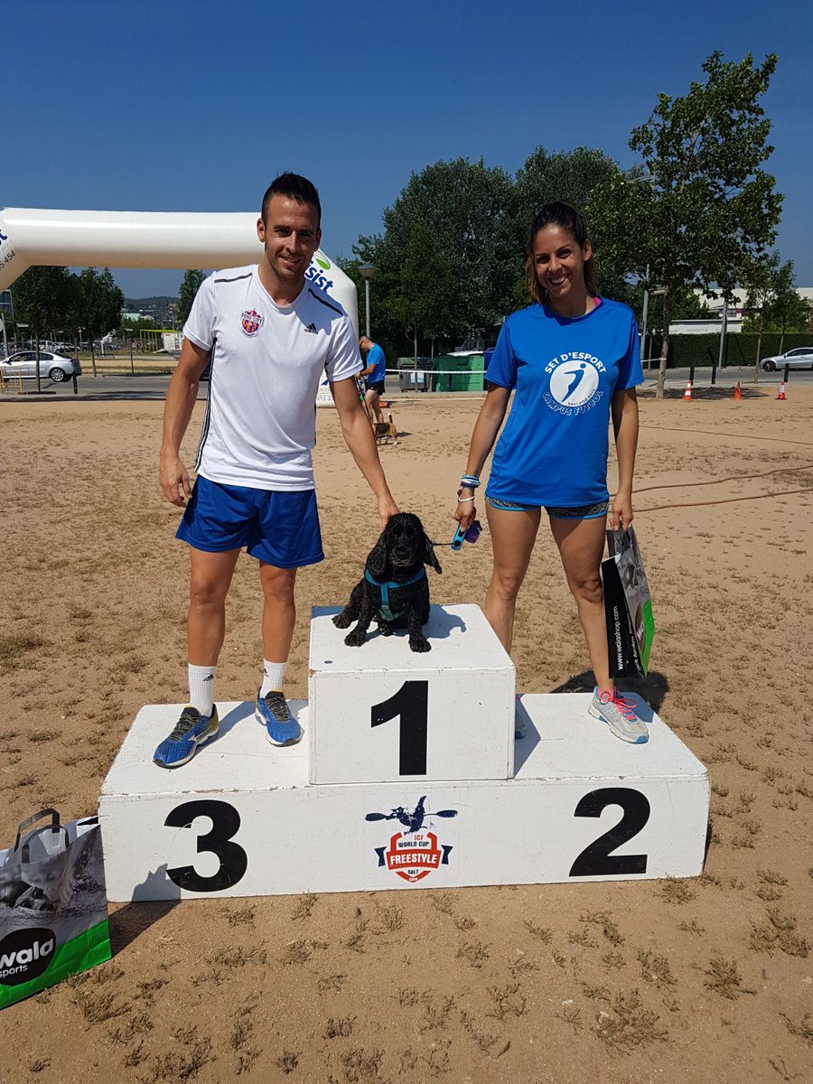 pitucomadevall's tweet photo. A la cursa de la policia local de salt @ViladeSalt #sempreenforma 💪🏃🐶 https://t.co/GKTW2mR3gR